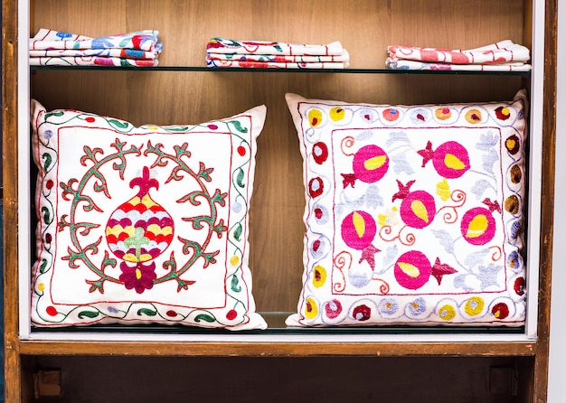 Kolekcia vyšívaných vankúšov